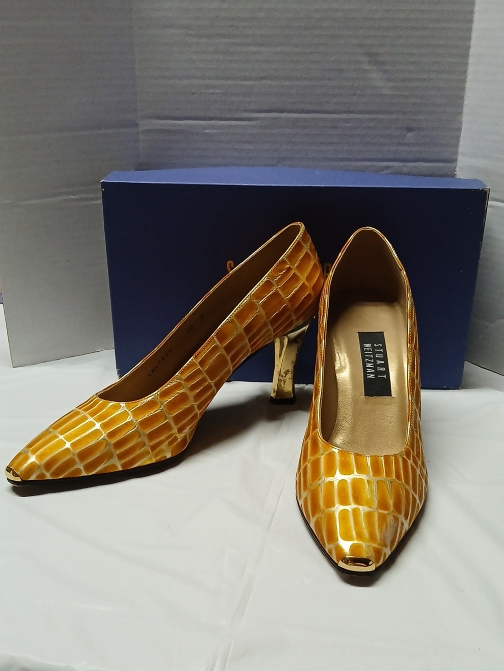 Stuart Weitzman Champagne Gold Crocodile Closed Toe Heels Pumps Leather Sole 10